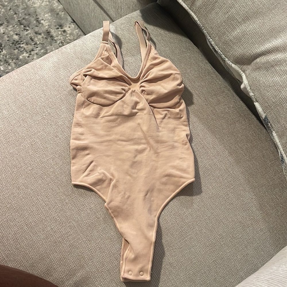 SKIMS SEAMLESS SCULPT THONG BODYSUIT - S/M - Picture 5 of 7